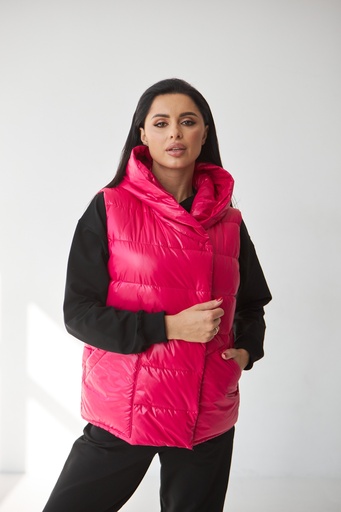 Hooded vest with snap buttons 